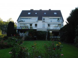 Mit Blick auf den Niederfeldsee - Maisonette Wohnung mit Balkon. Garage verfügbar.