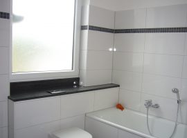 Modernisierte Wohnung! Badezimmer mit Badewanne + Dusche + Fenster!
